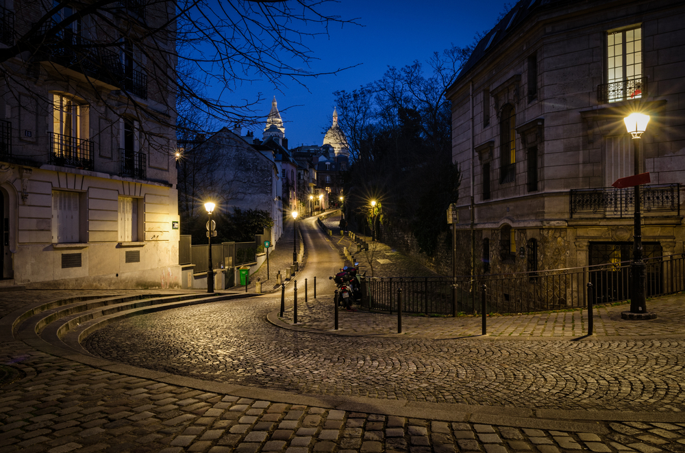 For Halloween, investigate the streets of Montmartre… by night!